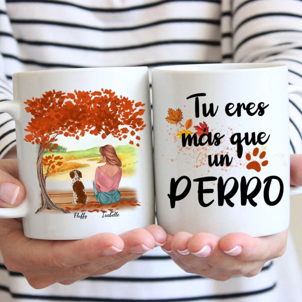 Una mujer y su perro junto al árbol - Taza personalizada